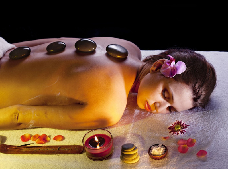 Hot-stone massage kan geboekt worden als massage van 30min en 60min